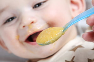 Litet barn matas med puré
