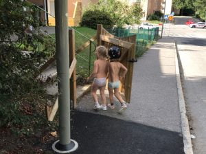 Två barn på väg på trottoaren