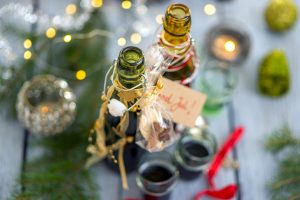 Hemgjord glögg i två glasflaskor med god jul-etikett