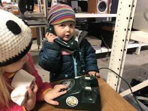 Kitty Jutbrings barn talar i telefon