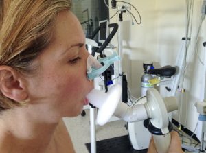 Kvinna blåser i en spirometer