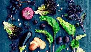 Färska grönsaker på svart bakgrund