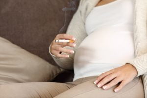 Rökande gravid kvinna