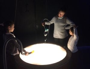 Tre barn provar experiment på TomTits