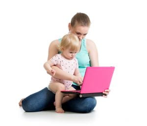Mor och barn med laptop