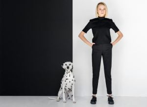 Dalmatinerhund och kvinna i svarta kläder
