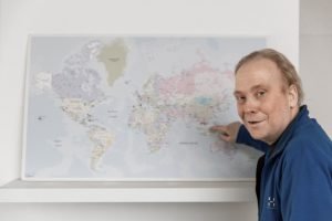 Simon Andersson framför en världskarta