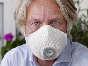 Porträttbild på Anders Brodin med ansiktsmask