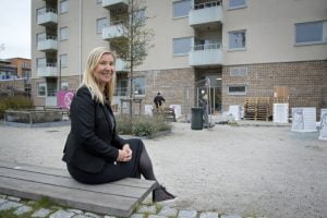 Susanne Forsberg framför det nybyggda hyreshuset