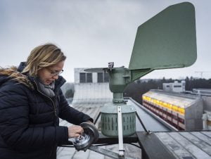 Agneta Ekebom på taket för att mäta halterna av pollen i luften.
