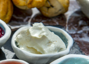 Clotted cream i en liten skål
