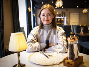 Asta Dahlqvist sittande vid bord på restaurang