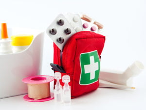 Första hjälpen-väska med tabletter och plåster