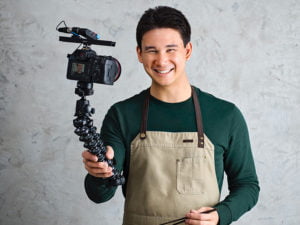 Filip Poon med videokamera
