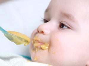 Bebis matas med puré på sked