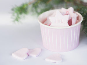 Rosa sockerhjärtan i en rosa skål