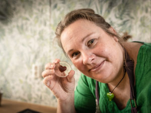 Stina Dahlquist håller upp en genomskinlig sockerkaramell med ett rött hjärta inuti