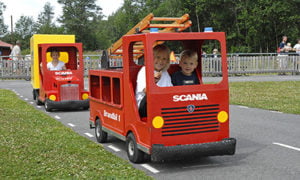 Barn i brandbilar på lådbilslandet.