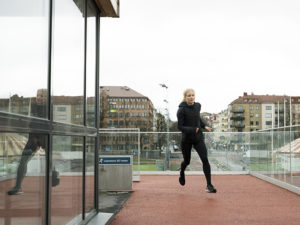 Linn Nilsson springer på en löparbana