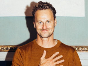 Författaren och yogaläraren Magnus Fridh visar hur man andas på ett bra sätt.